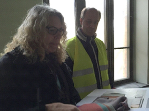 Scores föreståndare Staffan Furusten besöker huset under renoveringarna. T.v. Marie-Louise Edwin från Byggnadsplaneringen, SU.